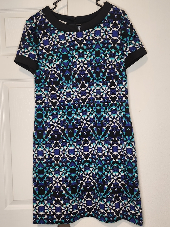 Maggy London Dresses & Skirts - Maggy London Blue & Teal Geometric Short-Sleeve Shift Dress